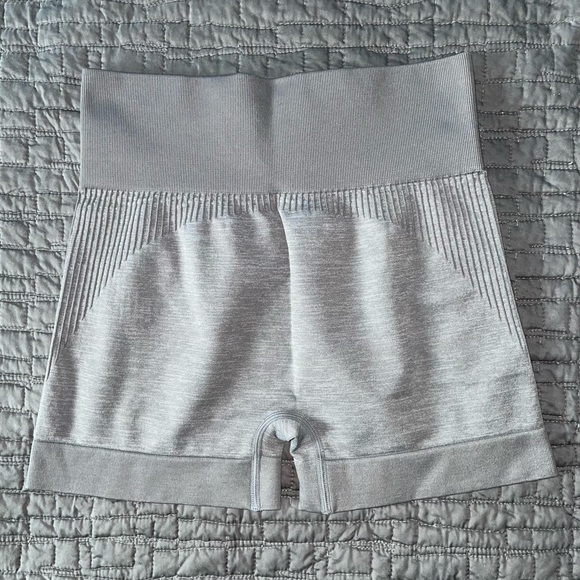 Pursue Fitness Adapt Seamless Shorts in Subtle Grey - Size Medium (M) - Picture 7 of 7
